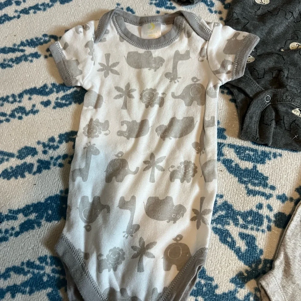 BUNDLE Gerber Gray and White Bodysuits Essential One Pieces